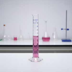 Probeta con ambiente de laboratorio del matraz aforado