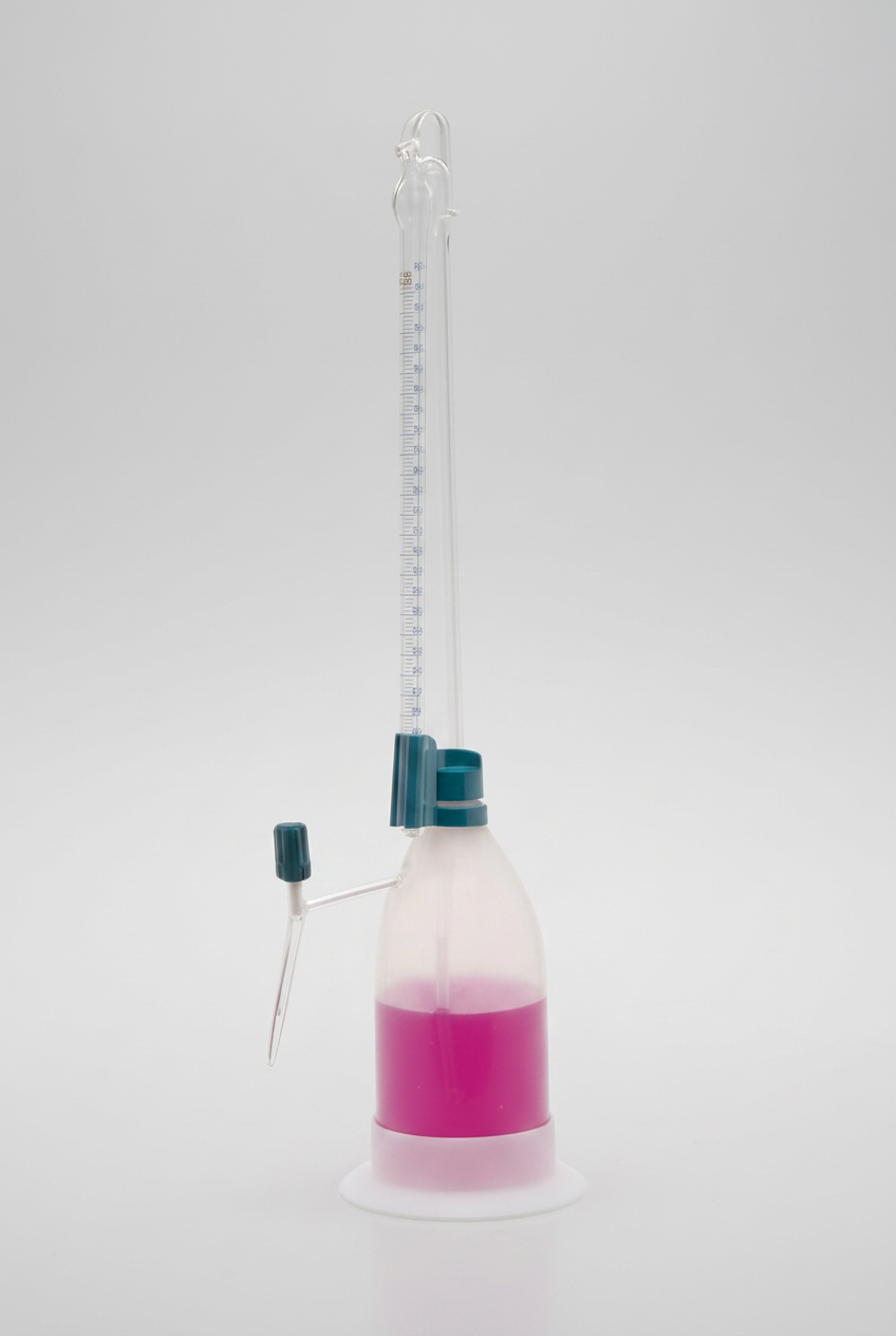 Bureta Schilling clase AS 020.03 completa, con tubo de vidrio, accesorios azul verdoso y botella con líquido rosa, sobre fondo gris claro en formato vertical 2:3.