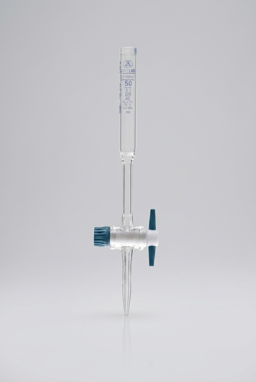 Bureta recta Clase AS 017.01 de vidrio con llave de PTFE blanca y azul, completa sobre fondo gris claro continuo en formato vertical 2:3.